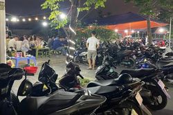 Giữa tâm điểm giành lại vỉa hè cho người đi bộ, vỉa hè vẫn bị lấn chiếm để buôn bán