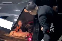 Con gái 3 tuổi trốn trong cốp ôtô tạo bất ngờ cho bố