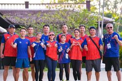 Vắt áo chảy mồ hôi thành nước, tuyển thủ marathon và đi bộ nỗ lực chinh phục đường đua ở kỳ quan Angkor