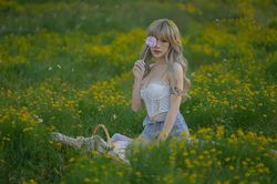 Mẫu nội y dân tộc Nùng mặt xinh, dáng chuẩn, eo 'thắt cổ chai'
