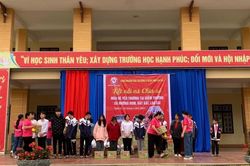 Bệnh viện sản nhi tỉnh Lào Cai khám bệnh miễn phí cho học sinh tại huyện Bát Xát
