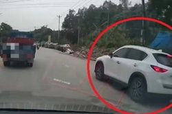 Clip: Mắc sai lầm khi luồn lách, vượt xe tải, lái ô tô lĩnh hậu họa