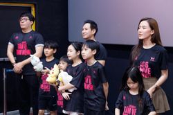 Đoàn phim Lật Mặt 6 gặp sự cố thang máy trong hành trình cinetour khiến khán giả 'thót tim'