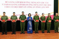 Công an tỉnh: Bế giảng lớp bồi dưỡng tiếng dân tộc Tày và khai giảng lớp bồi dưỡng tiếng dân tộc Hoa