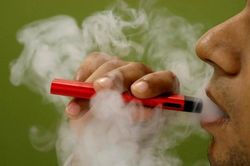 Bộ Y tế đề nghị xử nghiêm việc mua bán thuốc lá điện tử