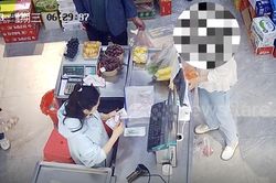 Người phụ nữ định ăn cắp thịt trong siêu thị Trung Quốc thì bị phát hiện