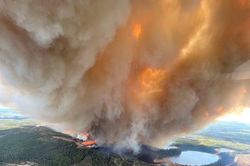 Cháy rừng và lũ lụt trên khắp miền Tây, Canada buộc phải sơ tán