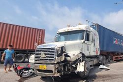 Hải Dương: Container gây tai nạn làm tắc hàng loạt phương tiện trên Quốc lộ 5