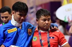 VĐV Việt Nam hạ knock-out khiến đối thủ trật cổ, trợ lý mắt rưng rưng dìu VĐV Lào rời khỏi sàn đấu