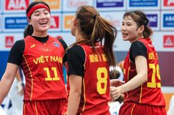Cặp song sinh Việt kiều vỡ òa cảm xúc khi bóng rổ Việt Nam tạo địa chấn trước Thái Lan, trả món nợ từ SEA Games 31
