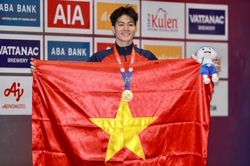 SEA Games 32: Cùng xem Trần Hưng Nguyên giành tấm HCV đầu tiên cho bơi Việt Nam