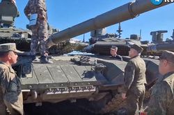 Video hàng trăm xe tăng T-90M sẵn sàng cho trận đánh lớn