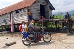 Thầy giáo làng giúp học sinh nghèo vượt khó