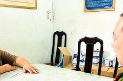 Khởi tố đối tượng mang 2 khẩu súng đi bán