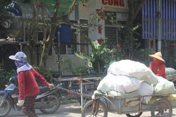 Người dân quay quắt mưu sinh dưới cái nắng trên 40 độ C