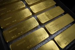Giá vàng lao dốc chóng mặt sau báo cáo việc làm của Mỹ, 'cá mập' SPDR Gold Trust tiếp tục mua
