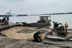 'Cát tặc' nhảy sông Đồng Nai trốn tổ tuần tra