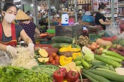 Điện tăng giá, người dân lo ngại hàng hóa thiết yếu 'tát nước theo mưa'
