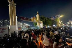 CĐV Campuchia xếp hàng xuyên đêm chờ vé bóng đá SEA Games 32