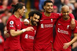 Salah tỏa sáng, Liverpool hạ 'ngựa ô', quyết đua top 4 với MU