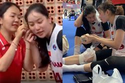 Niềm hạnh phúc giản đơn của ĐT bóng rổ nữ Việt Nam: Vui mừng vì được thưởng trà sữa, thoa son, đeo khuyên tai lên nhận huy chương vàng SEA Games 32