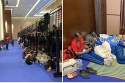 Sau ánh hào quang, hãy trân trọng những khoảnh khắc VĐV SEA Games 'nghỉ tranh thủ' ngay tại nơi đấu