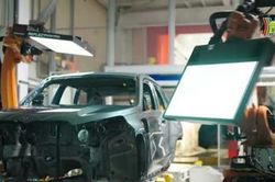 BMW là hãng đầu tiên áp dụng AI trong sơn xe