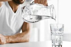 Uống nhiều nước có thể thúc đẩy giảm cân