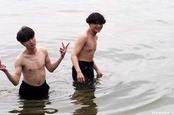 Oi nóng từ sáng sớm, người Hà Nội đến Hồ Tây 'giải nhiệt'