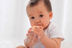 Khi nào trẻ sơ sinh có thể uống nước?