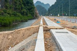 Phá dỡ công trình trái phép tại đường bao biển của Quảng Ninh