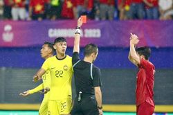 Thanh Nhàn khiến 2 cầu thủ Malaysia bị đuổi