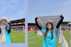 Thanh Nhã duyên dáng với khăn rằn miền Nam dưới cái nắng hè thiêu đốt của Campuchia