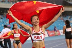 Nữ hoàng điền kinh Việt Nam bứt tốc đẳng cấp trong cơn mưa lớn, đem về Huy chương vàng SEA Games 32