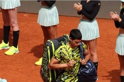 BTC Masters 1000 bị chỉ trích vì để các cô gái ball girl mặc áo crop top và váy ngắn ra sân