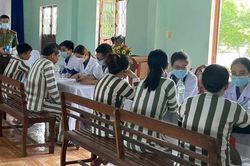 Khám bệnh, tặng quà cho phạm nhân