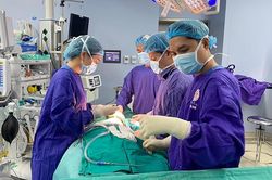 Nâng ngực bằng sóng xung kích, một phụ nữ bị nhiễm khuẩn tụ cầu vàng