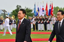 Thăm Hàn Quốc, Thủ tướng Nhật nói 'trái tim đau nhói'