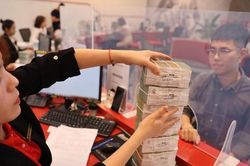 Sau đua tăng, ngân hàng lại đua giảm lãi suất huy động