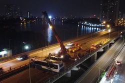 Xe khách gặp nạn chắn ngang đường Vành đai 3 trên cao, nhiều người thoát nạn