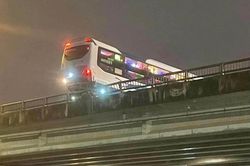 Xe khách nằm ngang trên đường vành đai 3, hàng chục người được giải cứu