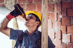 Công ty sa thải nhân viên uống bia trong giờ làm, tòa án lại yêu cầu bồi thường