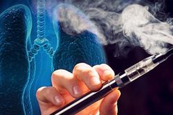 Hai học sinh cấp 3 đi cấp cứu vì hút thuốc lá điện tử