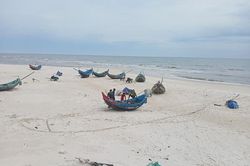 Quảng Bình: Dông, lốc làm 9 thuyền gặp nạn, 1 ngư dân mất tích