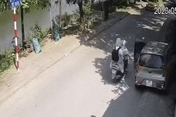 Hà Nội: Mở cửa xe ô tô bất cẩn khiến một phụ nữ bị xe khác cán tử vong