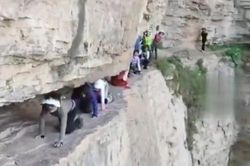 Rùng mình chứng kiến cảnh khách du lịch bò trên vách đá cheo leo
