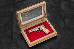 Tổng thống Czech tặng súng ngắn CZ 75 mạ vàng cho Tổng thống Zelensky
