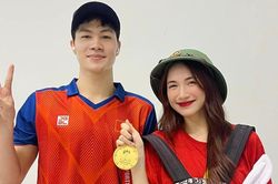Đi cổ vũ dàn hot boy bơi lội Việt Nam giành HCV, Hòa Minzy chốt luôn thầy dạy bơi cực chất cho Bo Thúi, được Huy Hoàng tặng linh vật SEA Games 32