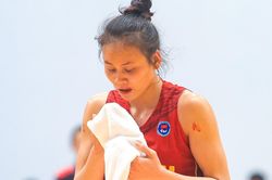 Nữ VĐV bóng rổ Việt Nam đổ máu trên sân đấu SEA Games, vẫn nỗ lực hết mình để ghi điểm