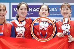 Chị em Việt kiều họ Trương cực đáng yêu khi nhận huy chương, giấu linh vật SEA Games ở vị trí khó đỡ